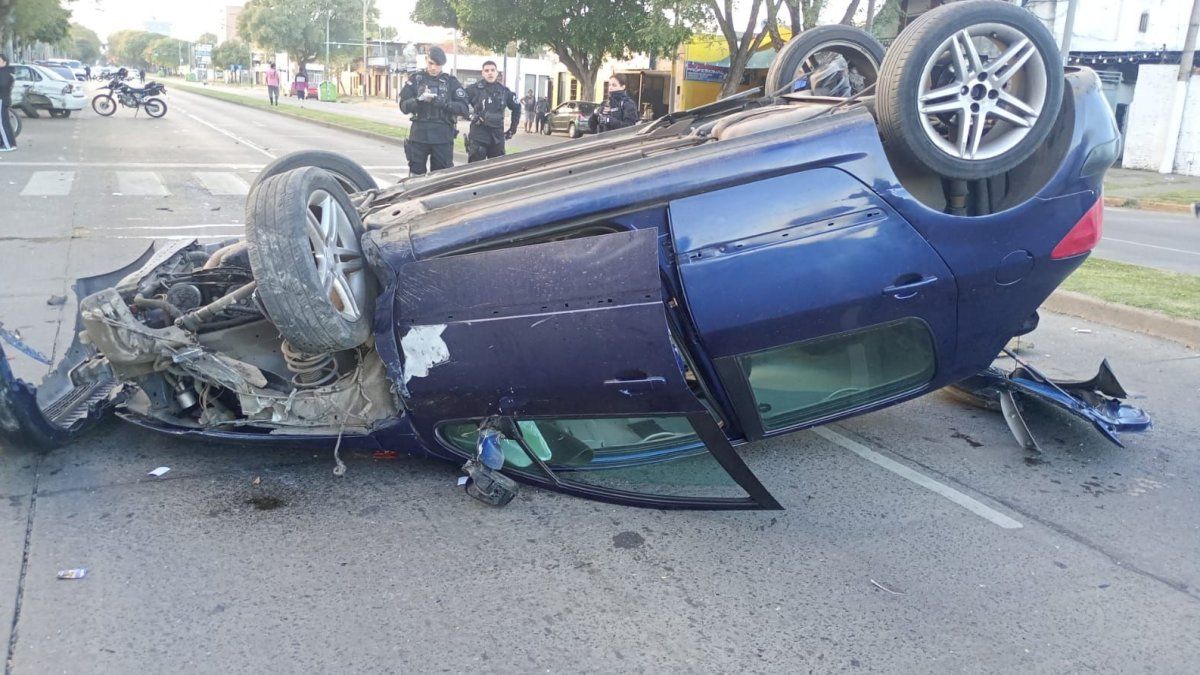 Choque y vuelco en Pellegrini: operativo de emergencia en zona oeste de Rosario