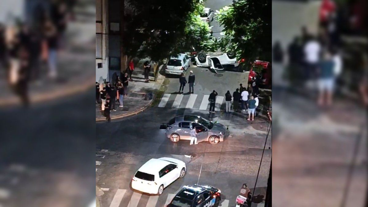 Choque impresionante en el centro de Rosario: un Jeep terminó dado vuelta