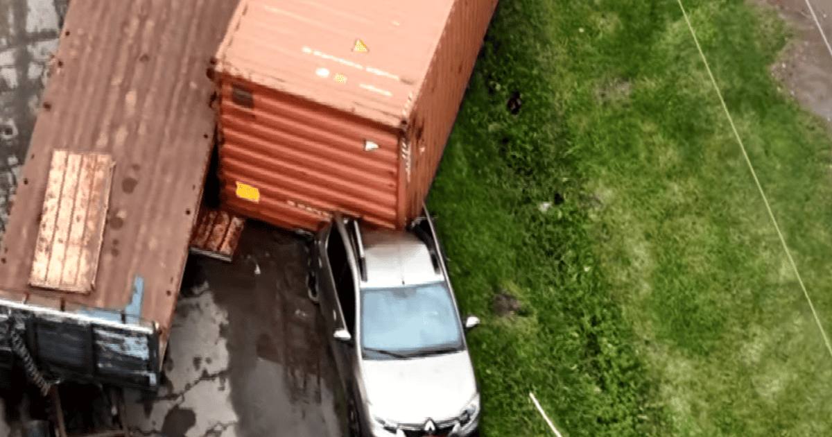 Contenedor de 45 mil kilos aplasta auto en camino a Soldini: milagro sin heridos