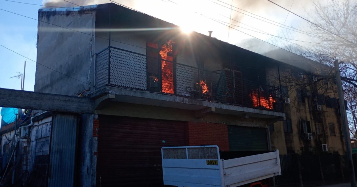 Incendio en Fisherton: las llamas arrasaron un almacén en zona noroeste de Rosario