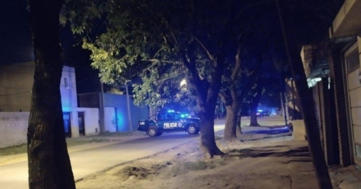 Joven de 20 murió a balazos en Vía Honda, Rosario: una chica de 19 herida