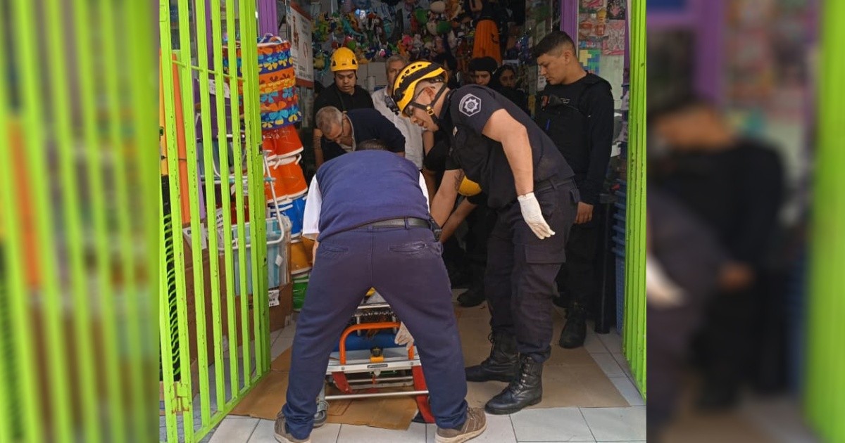 Un menor de 15 o 16 años cayó sobre un bazar en el microcentro de Rosario