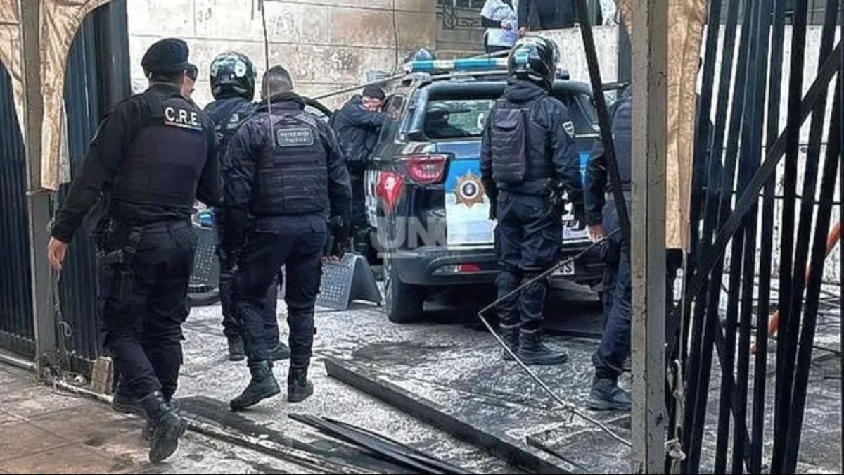 Un patrullero perdió el control y chocó contra el hospital Cullen en Santa Fe: cuatro heridos