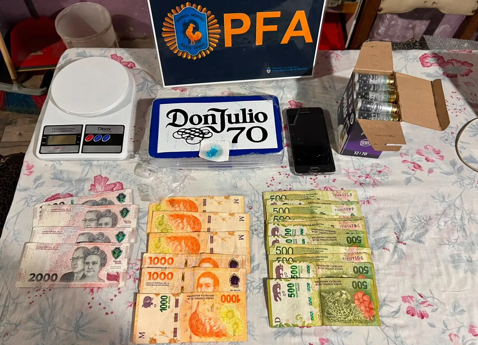 Narcos con marca de tequila: 13 detenidos y 3 kg de cocaína en Las Flores, Rosario