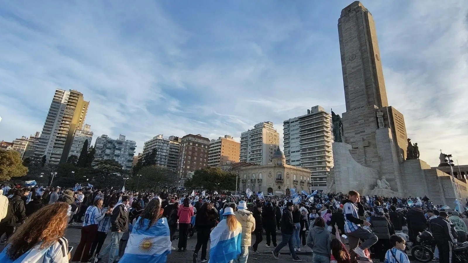 Rosario: una nena de 13 años cayó del puente del Pasaje Juramento en los festejos mundialistas