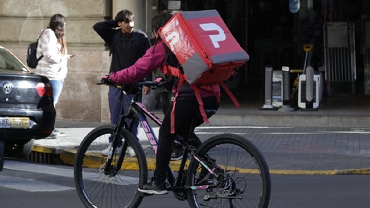 Uno de cada siete rosarinos trabaja y sale a buscar más: la trampa del empleo en Rosario