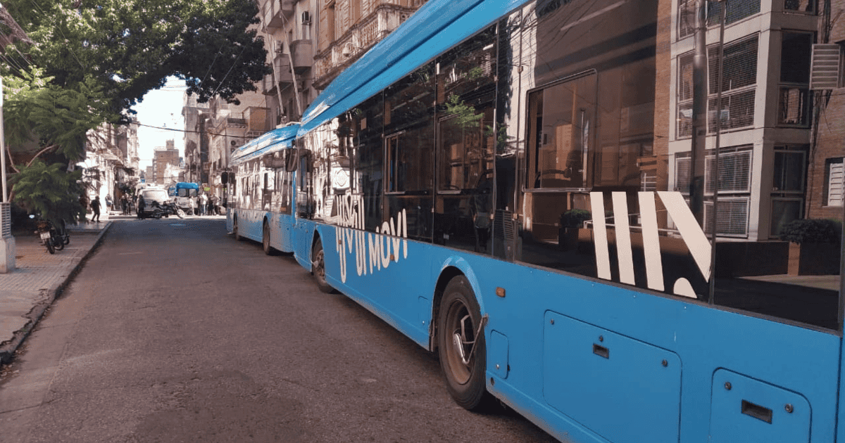 Accidente en el centro de Rosario: utilitario embistió moto y afecta línea K