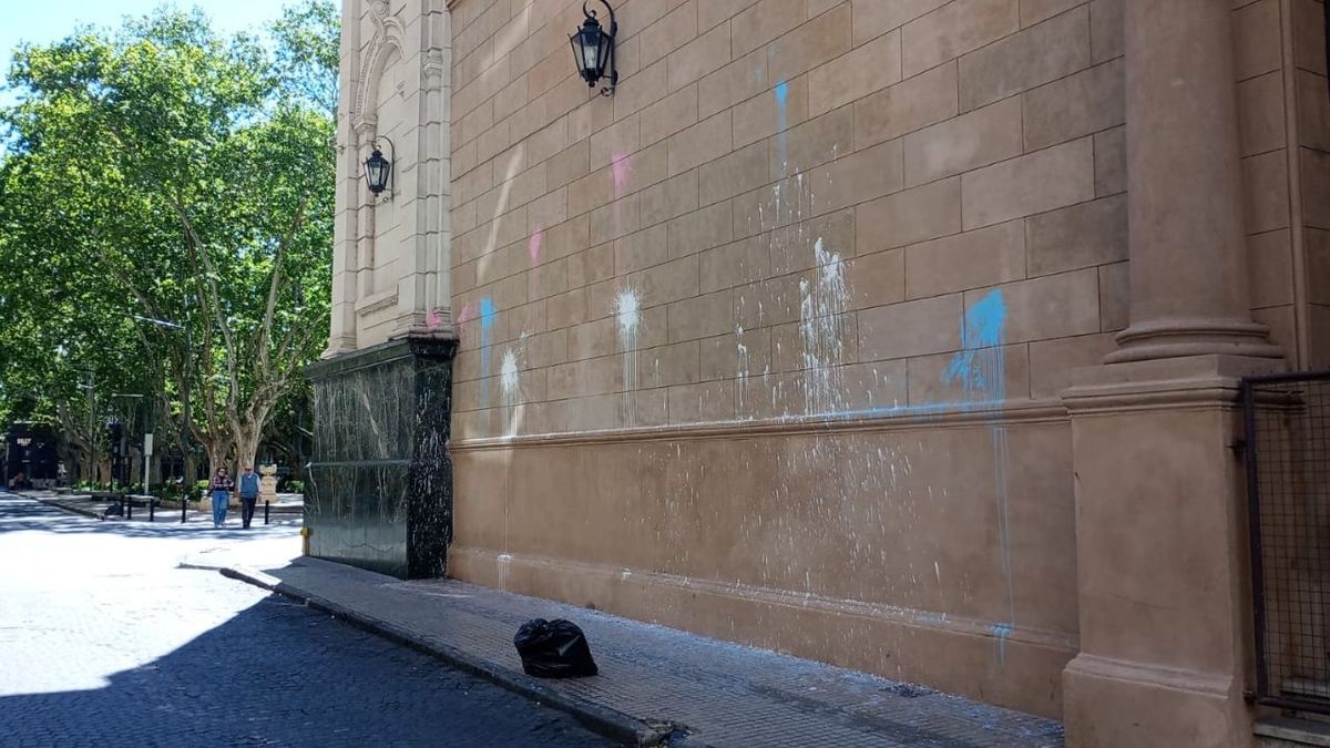 Vandalizaron la Catedral de Rosario durante la Marcha del Orgullo