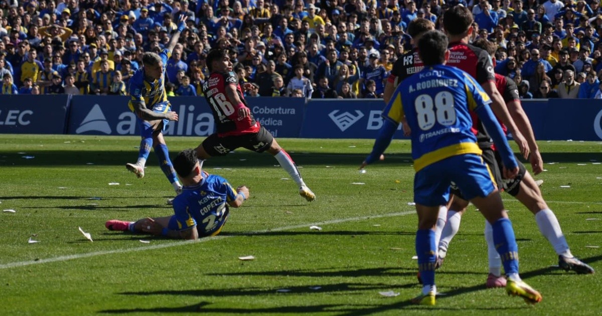 El Gato Ávila la clavó en el ángulo y Central gana el clásico rosarino
