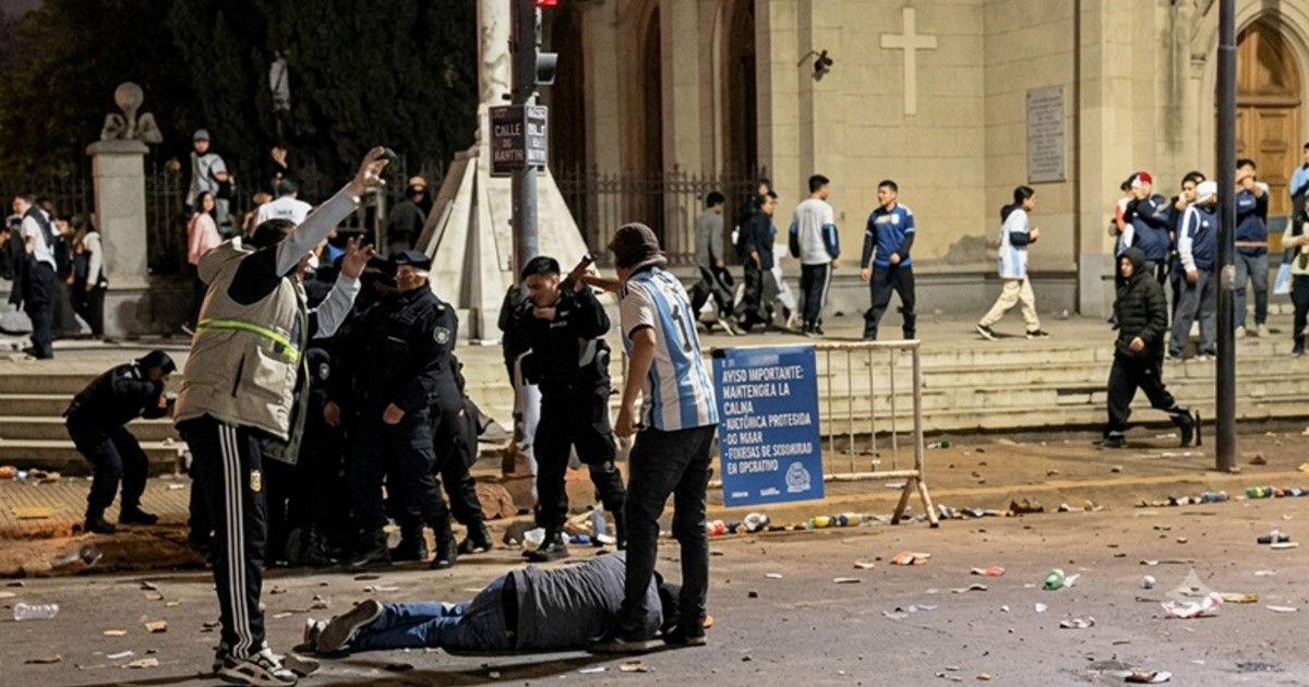 Violencia en los festejos del Mundial: heridos y batallas campales en Santa Fe y el país