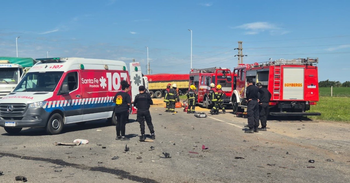 Choque en A012: camión volcó y el chofer fue al Heca de Rosario