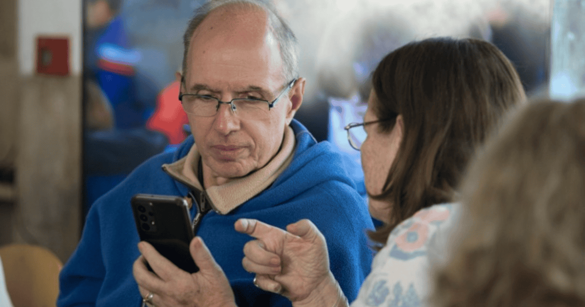 Rosario: vuelven los talleres gratuitos para que los abuelos aprendan a usar WhatsApp